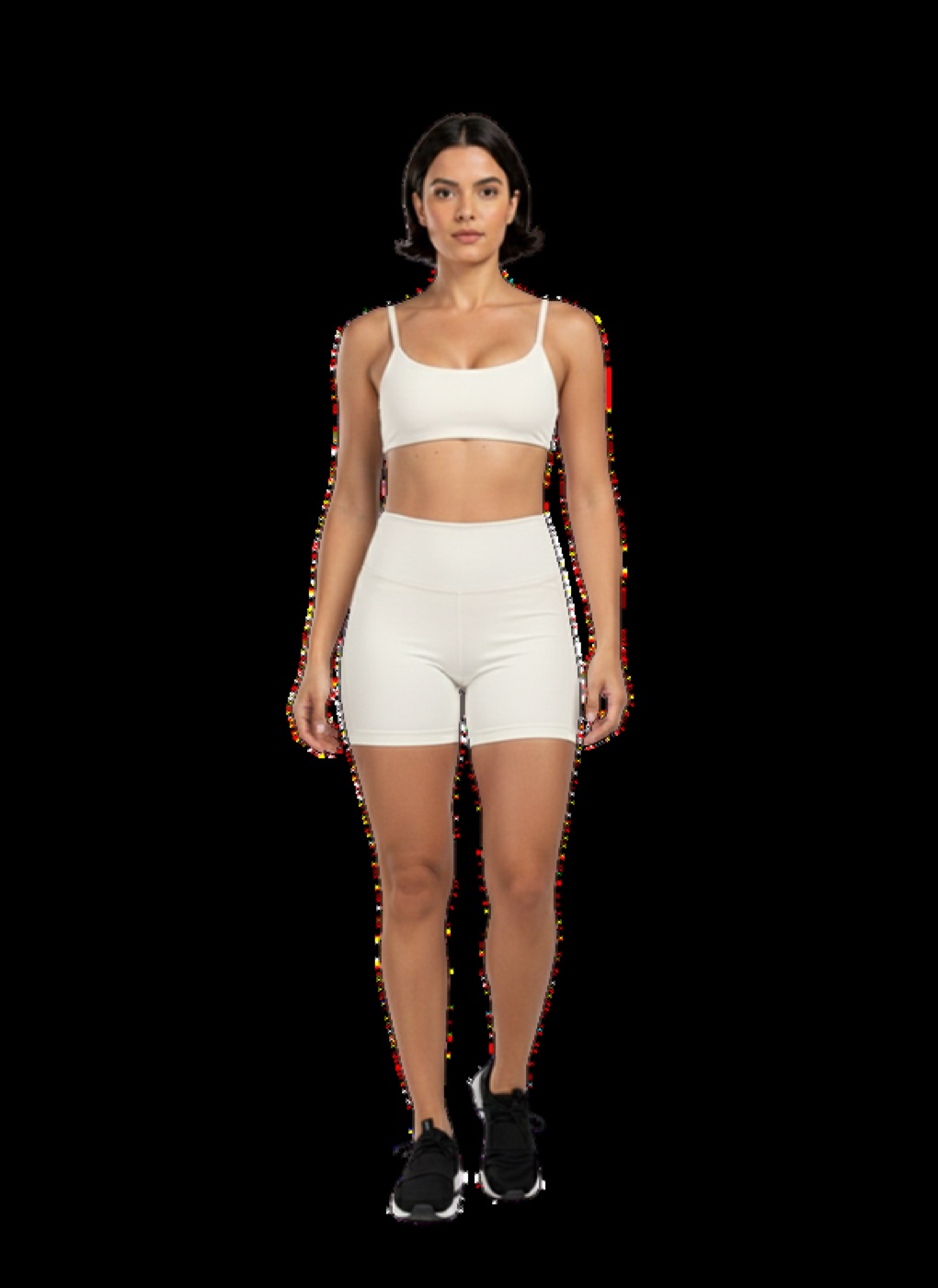 Modelo veste top cropped off-white e short bordô sobre fundo areia, em estúdio MAF.